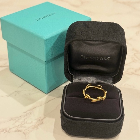 Tiffany & Co. Paloma Picasso Olive Leaf Band Ring in Gold - Picture 2 of 3